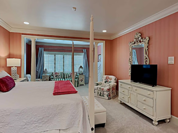 Elegant Beach retreat in Pawleys Island 5-Bedroom Steps to Beach